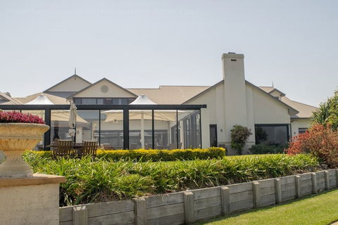 Harrigans Irish Pub And  Harrington River Lodge - Foster Accommodation 0