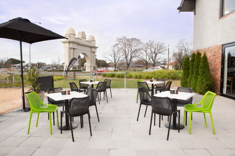 Arch View  Cafe - Foster Accommodation 2