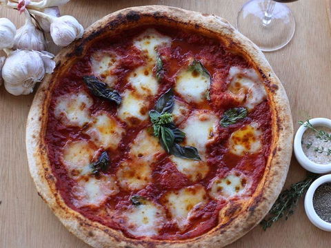 Arlo's Pizzeria - Foster Accommodation 5