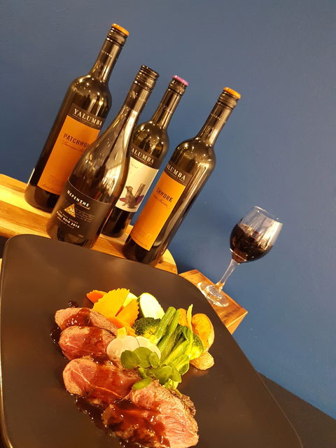 Aqua Restaurant & Bar - Foster Accommodation 6