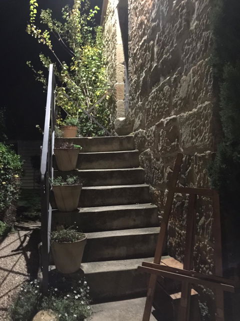 Red Feather Inn - Foster Accommodation 1