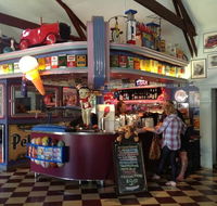 Cruzin' in the 50's Diner - Foster Accommodation