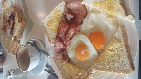 Bayzie Cafe - Foster Accommodation 0