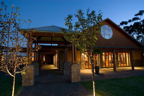 Xanadu Restaurant - Foster Accommodation 0