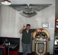 Retro Style Dinning - Foster Accommodation
