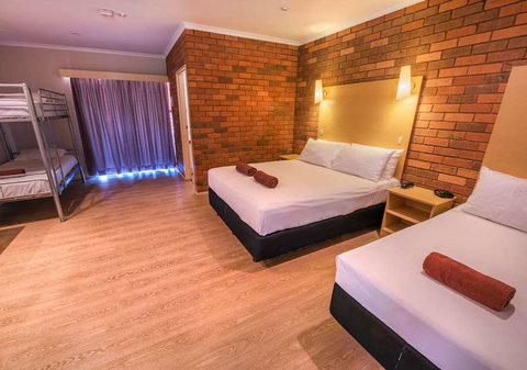 Contour Hotel - Foster Accommodation 4