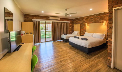 Contour Hotel - Foster Accommodation 7