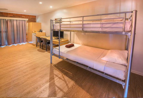 Contour Hotel - Foster Accommodation 8