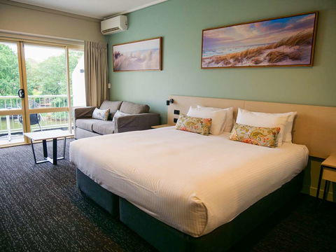 Nightcap At Hinterland Hotel - Foster Accommodation 3