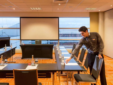 PARKROYAL Melbourne Airport - Foster Accommodation 9