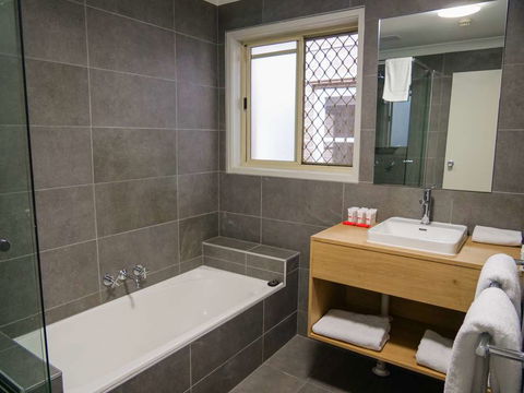 Nightcap At Hinterland Hotel - Foster Accommodation 5