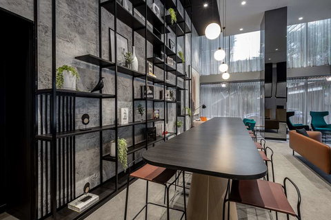 Travelodge Melbourne Docklands - Foster Accommodation 4