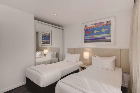 Travelodge Melbourne Docklands - Foster Accommodation 5