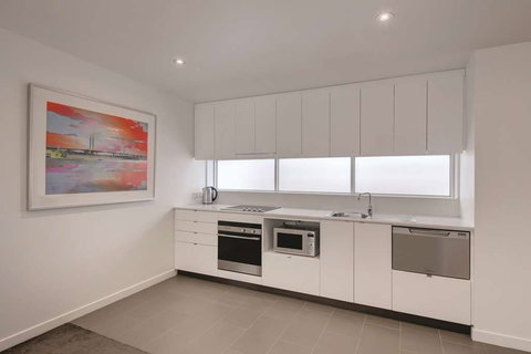 Travelodge Melbourne Docklands - Foster Accommodation 6