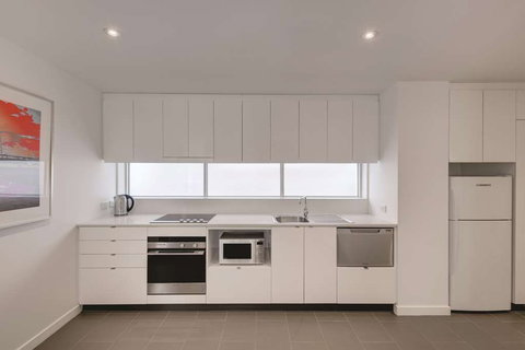 Travelodge Melbourne Docklands - Foster Accommodation 7