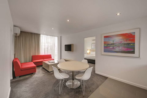 Travelodge Melbourne Docklands - Foster Accommodation 8