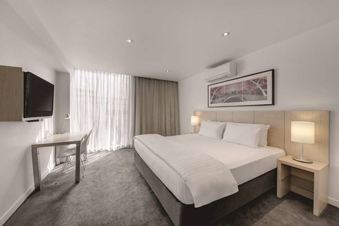 Travelodge Melbourne Docklands - Foster Accommodation 11