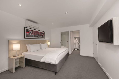 Travelodge Melbourne Docklands - Foster Accommodation 12