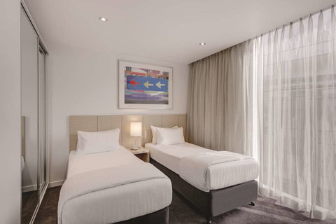 Travelodge Melbourne Docklands - Foster Accommodation 13