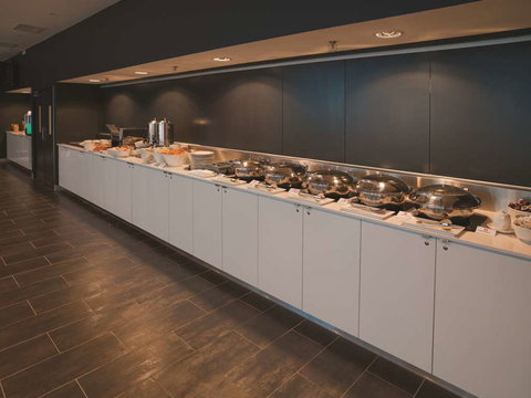 Travelodge Melbourne Docklands - Foster Accommodation 16