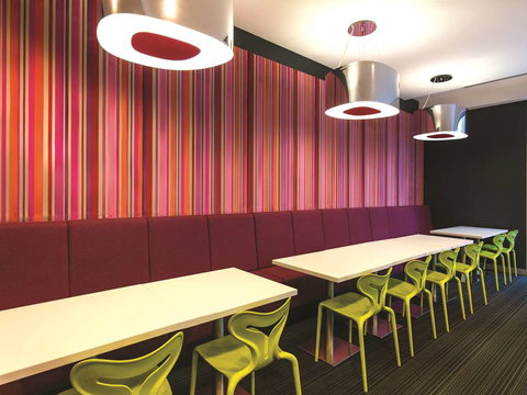 Travelodge Melbourne Docklands - Foster Accommodation 17