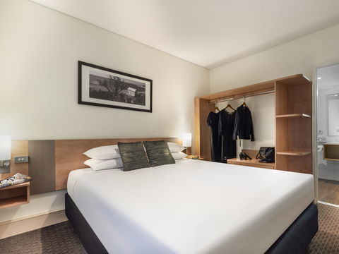 Ibis Hotel - Foster Accommodation 6