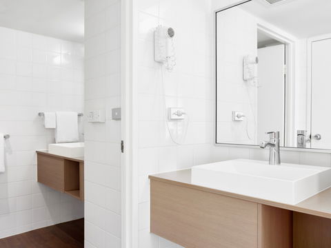 Ibis Hotel - Foster Accommodation 7