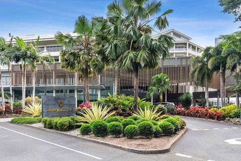 Shangri-La Hotel, The Marina - Foster Accommodation 1