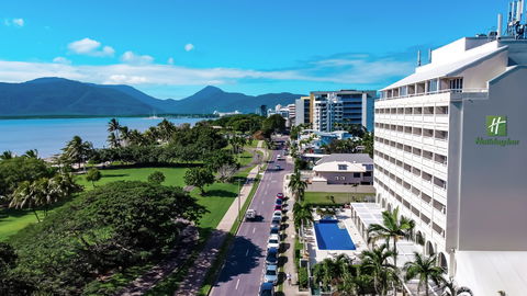 Holiday Inn Cairns Harbourside - Foster Accommodation 0