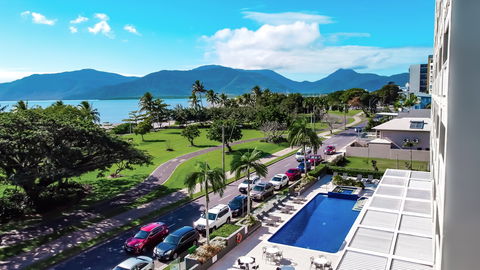 Holiday Inn Cairns Harbourside - Foster Accommodation 1