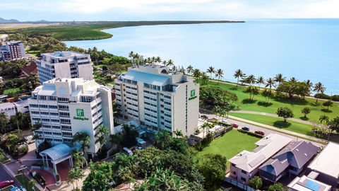 Holiday Inn Cairns Harbourside - Foster Accommodation 2