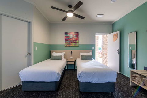 Nightcap At Waterfront Hotel - Foster Accommodation 2