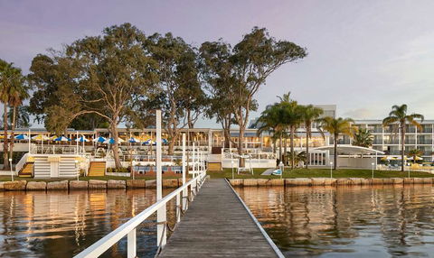The Beachcomber Hotel & Resort - Foster Accommodation 0