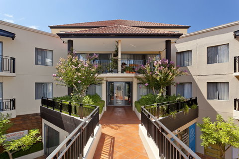 Astra Apartments The Griffin - Foster Accommodation 2