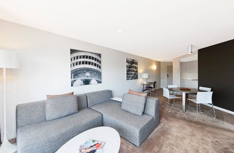 Astra Apartments The Griffin - Foster Accommodation 11