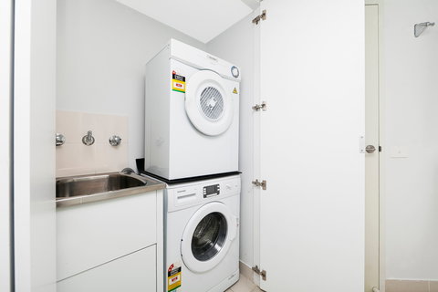 Astra Apartments The Griffin - Foster Accommodation 13