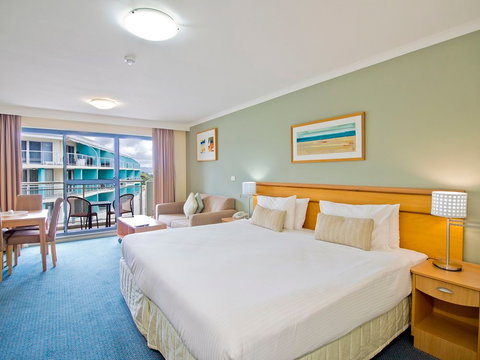 Oaks Waterfront Resort - Foster Accommodation 2