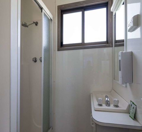 BIG4 Albury Tourist Park - Foster Accommodation 1