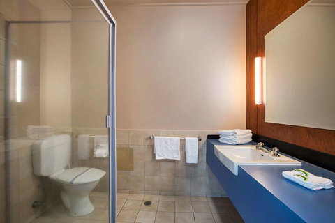 Burvale Hotel - Foster Accommodation 2