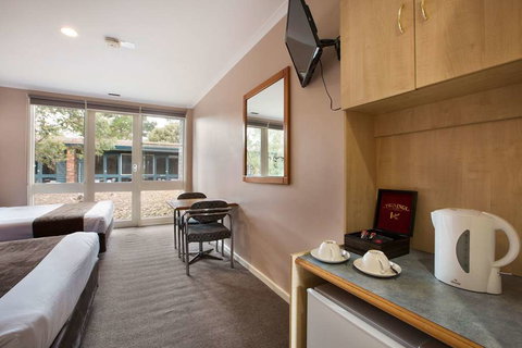 Burvale Hotel - Foster Accommodation 5