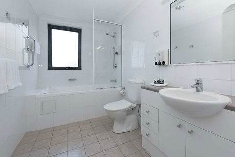 Leisure Inn Spires - Foster Accommodation 1