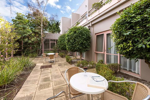 Kimberley Gardens Hotel, Serviced Apts - Foster Accommodation 0