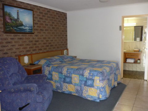 Lantern Motor Inn - Foster Accommodation 1