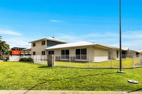 Econo Lodge Beachside - Foster Accommodation 0