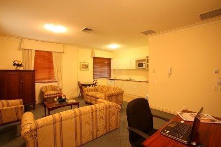 ULTIQA Rothbury Hotel - Foster Accommodation 5