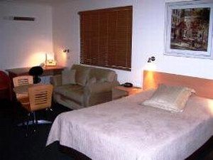Aston Hill Motor Lodge - Foster Accommodation 1
