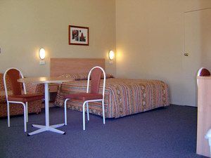 Country Gardens Motor Inn - Foster Accommodation 2