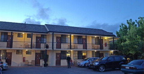 Country Plaza Queanbeyan - Foster Accommodation 1