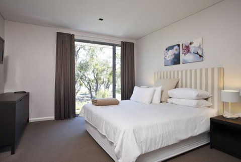 Aqua Resort - Foster Accommodation 1