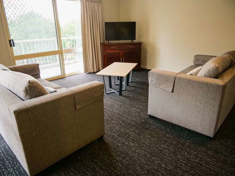 Nightcap At Hinterland Hotel - Foster Accommodation 1